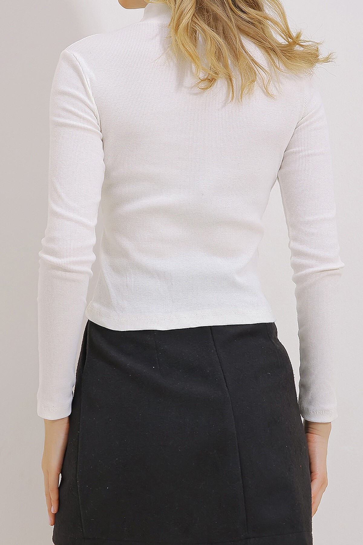 Ekru Yarım Balıkçı Yaka Out Cut Kesimli Boncuk İşlemeli Bluz