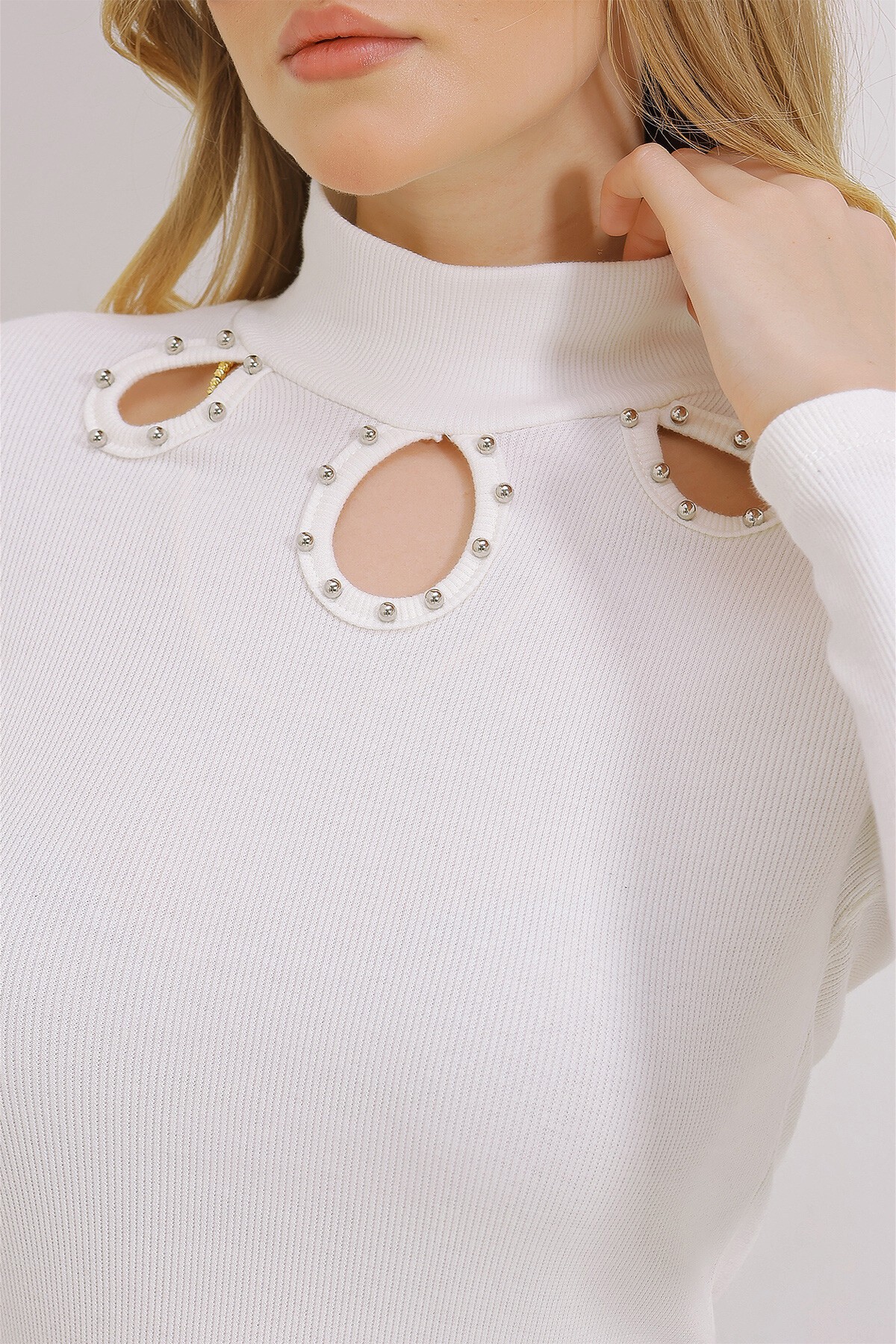 Ekru Yarım Balıkçı Yaka Out Cut Kesimli Boncuk İşlemeli Bluz
