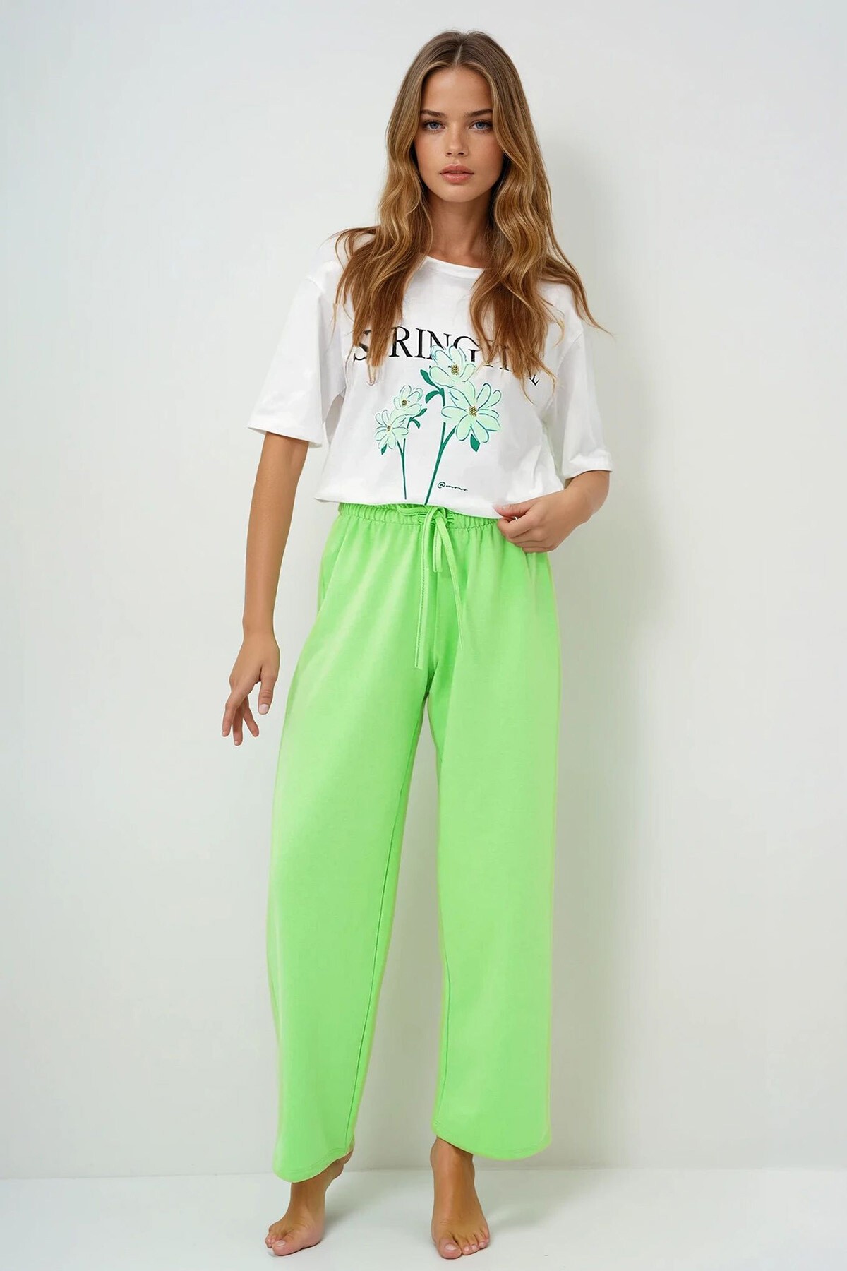 Fıstık Yeşili Bisiklet Yaka Baskılı T Shirt Ve Düz Renk Pantolonlu Pijama Takımı