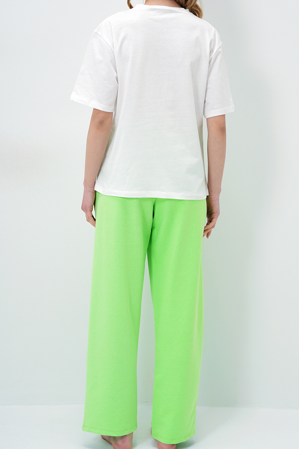 Fıstık Yeşili Bisiklet Yaka Baskılı T Shirt Ve Düz Renk Pantolonlu Pijama Takımı