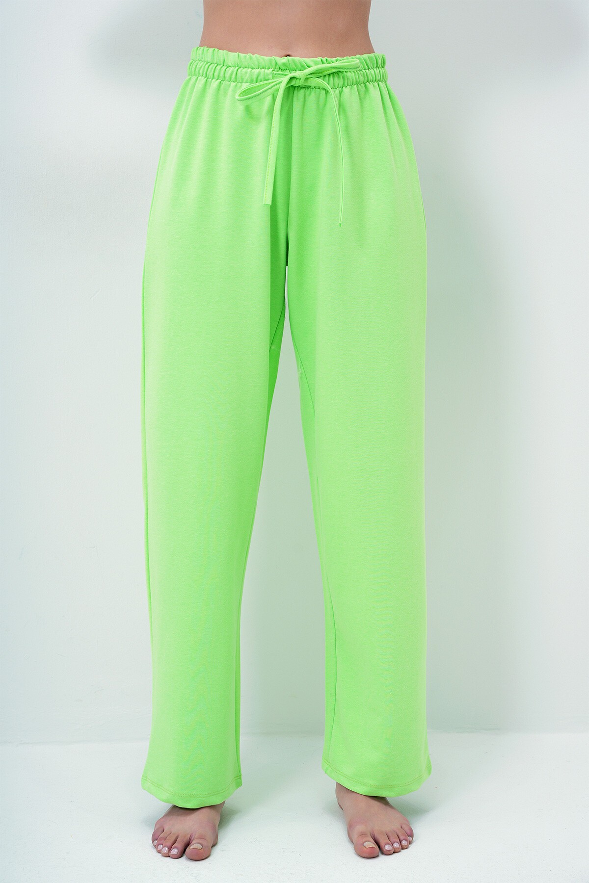 Fıstık Yeşili Bisiklet Yaka Baskılı T Shirt Ve Düz Renk Pantolonlu Pijama Takımı