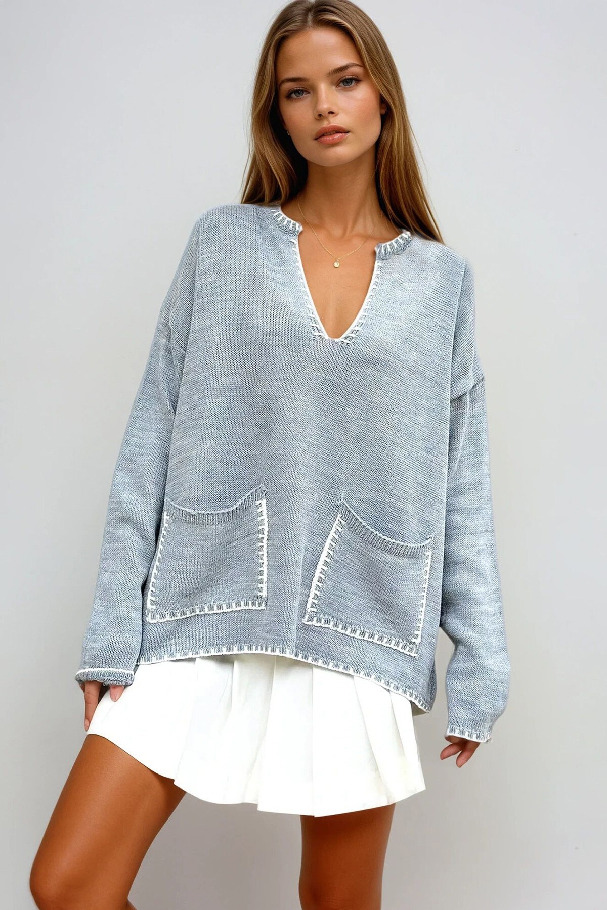 Gri V Yaka Nakış Detaylı Çift Cepli Triko Kazak