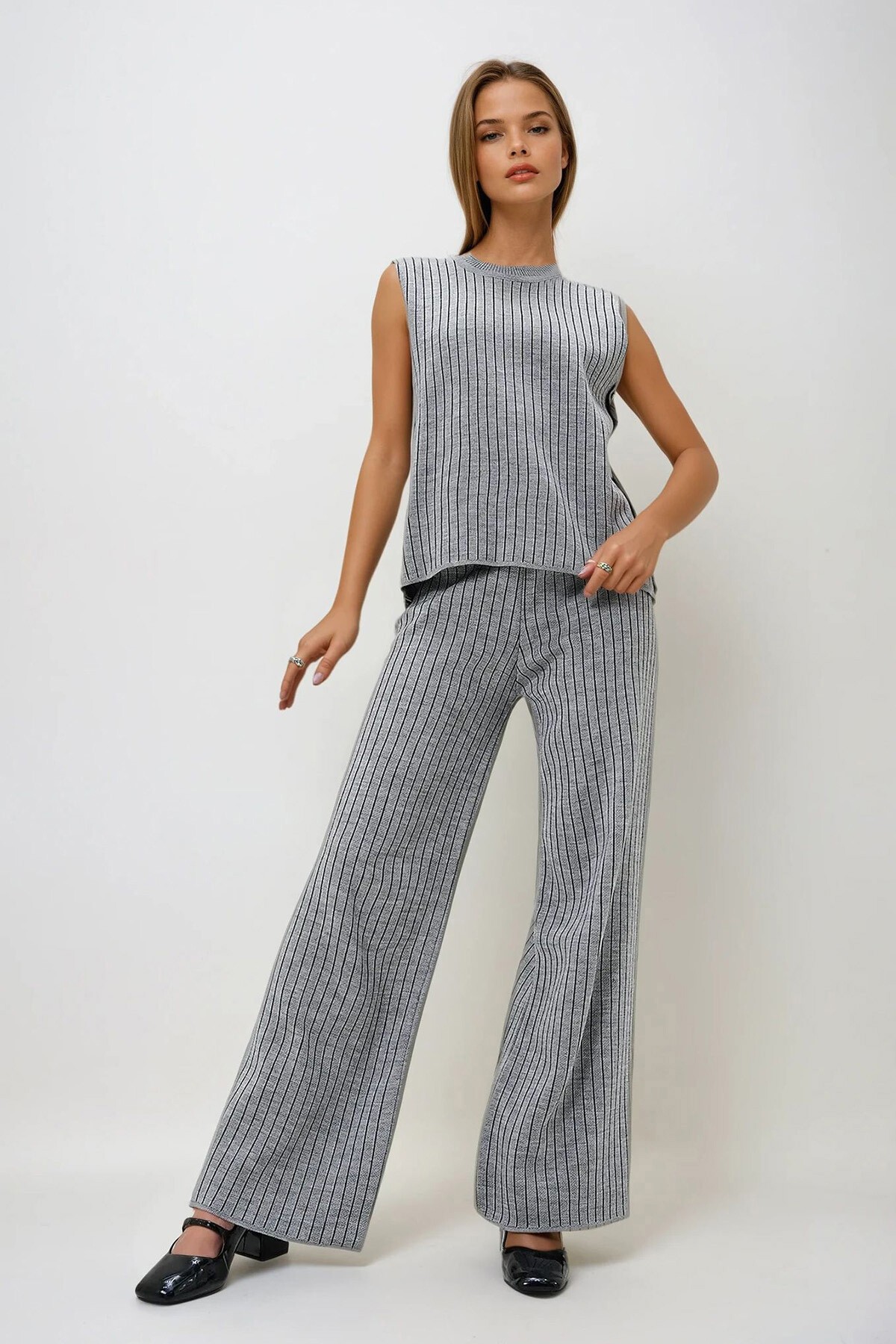 Gri Yarım Balıkçı Yaka Yanları Düğmeli Kolsuz Triko Çizgili Bluz Ve Palazzo Pantolon Takım