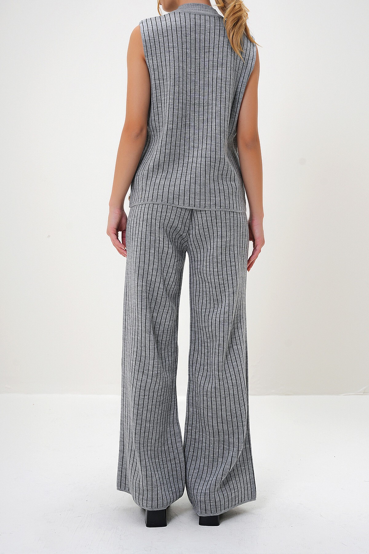 Gri Yarım Balıkçı Yaka Yanları Düğmeli Kolsuz Triko Çizgili Bluz Ve Palazzo Pantolon Takım