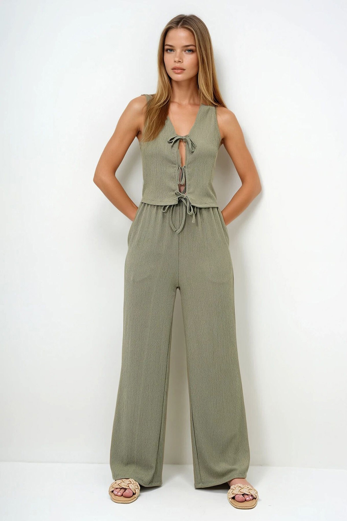 Haki Bağlama Detaylı Ajurlu Yelek Ve Çift Cepli Palazzo Pantolon Takım