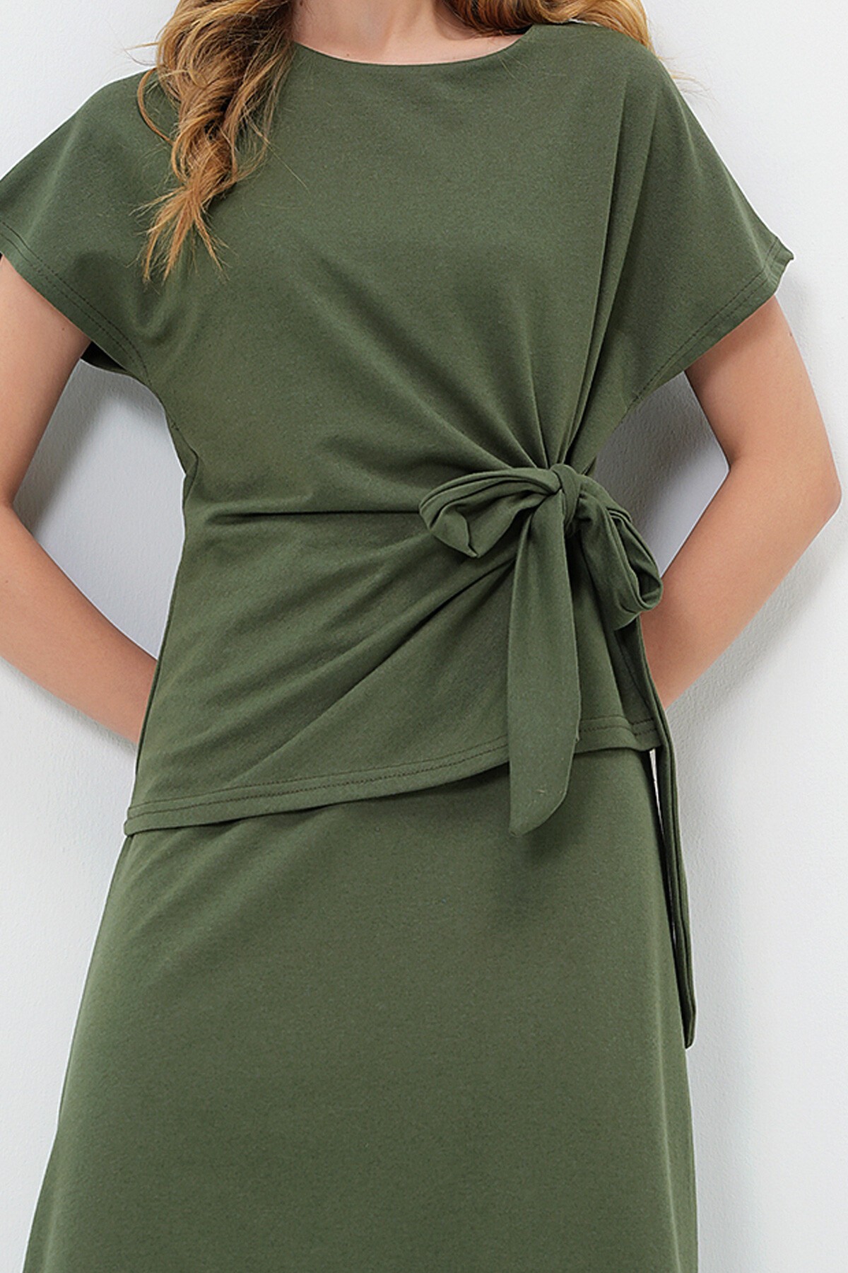 Haki Bisiklet Yaka Drape Detaylı Bluz Ve Kloş Etek Takım