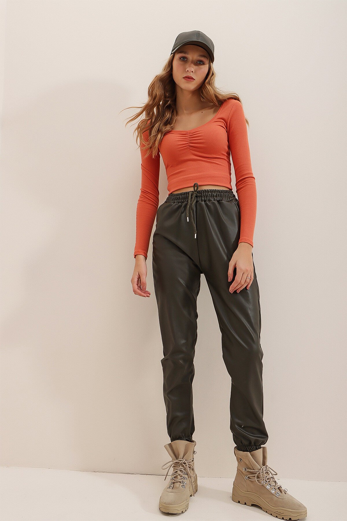 Haki Çift Cepli Bel Ve Bilek Lastikli İçi Şardonlu Casual Suni Deri Pantolon