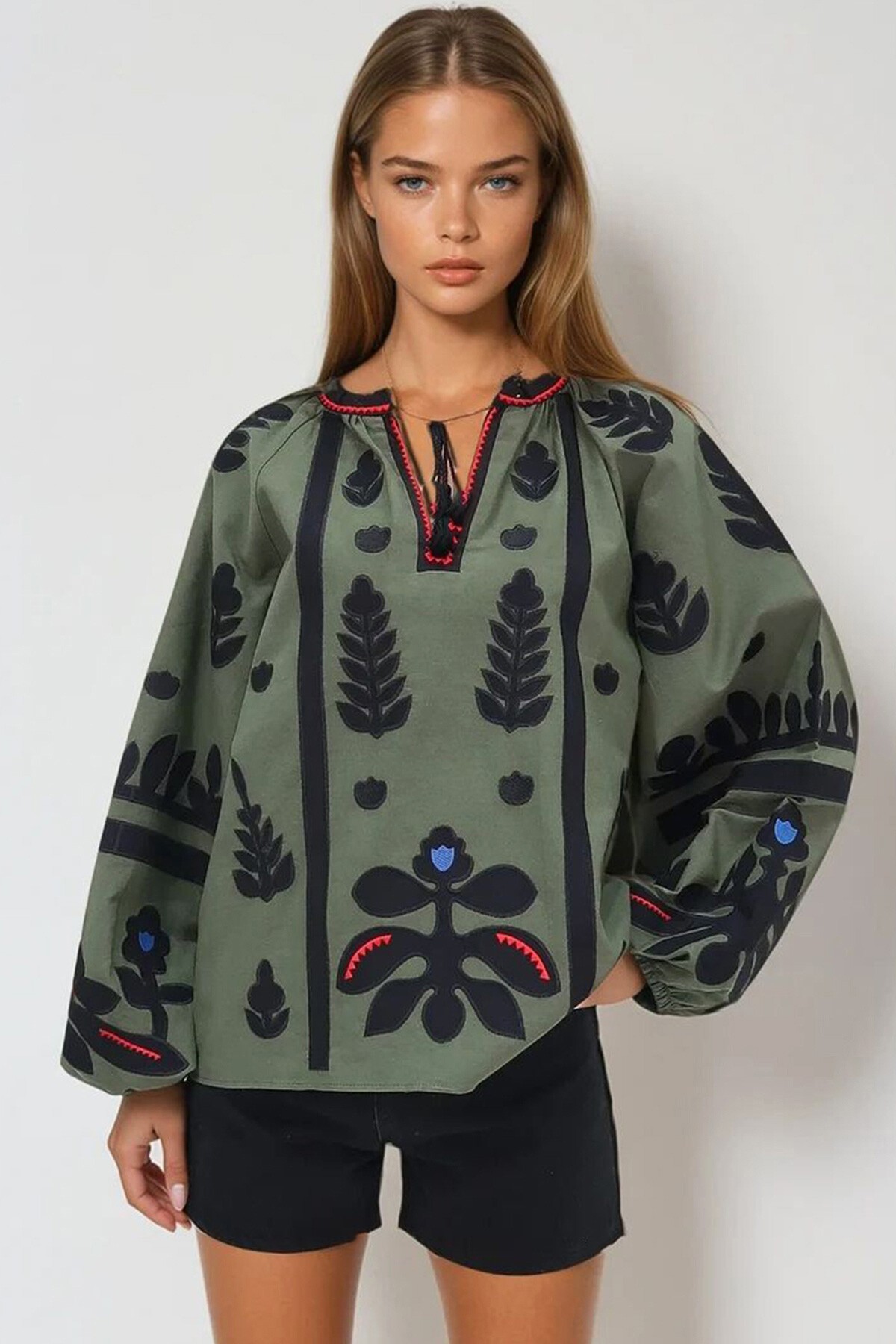 Haki Kayık Yaka Püskül Detaylı Nakış İşlemeli Balon Kol Dokuma Bluz