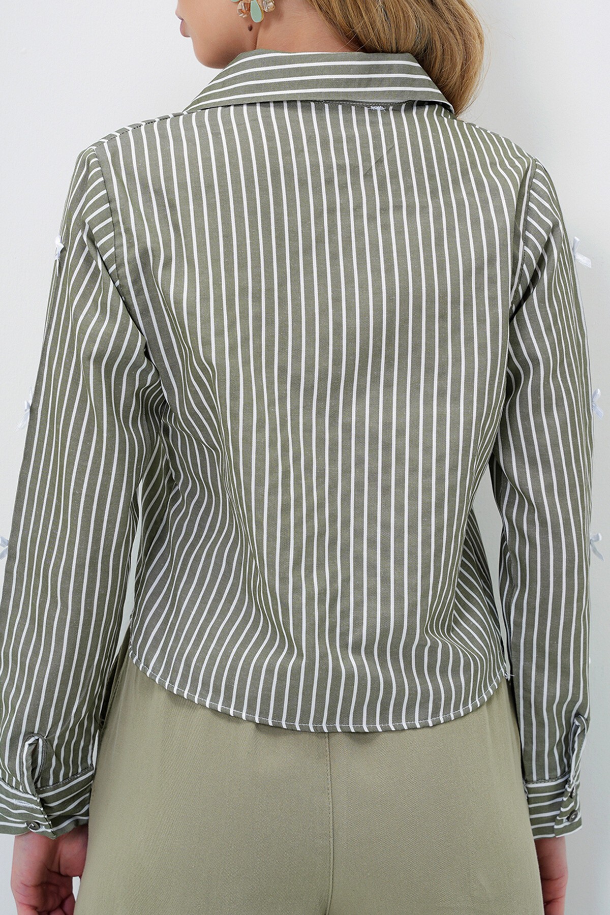 Haki Kolları Fiyonk Detaylı Çizgili Crop Poplin Gömlek