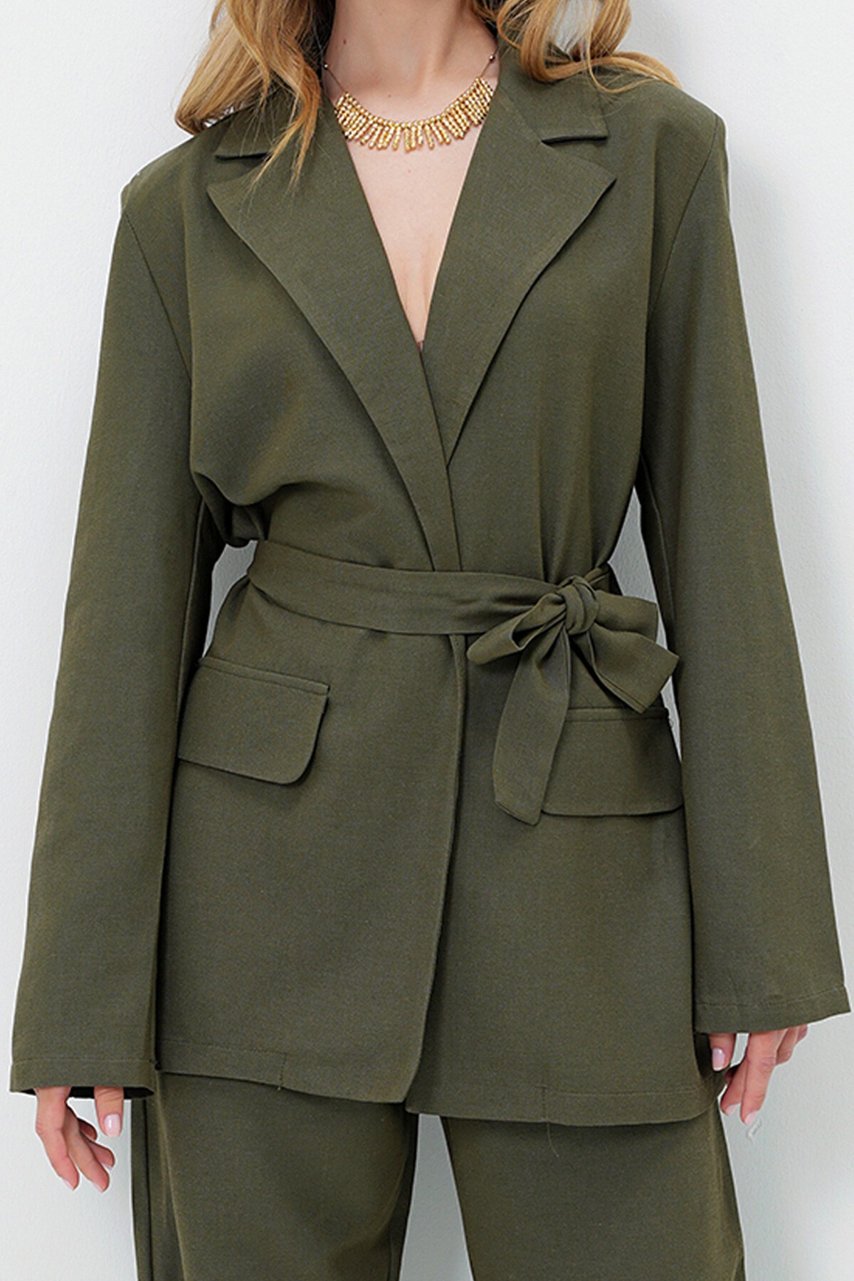 Haki Kuşak Detaylı Keten Ceket Ve Çift Cepli Pantolon Takım