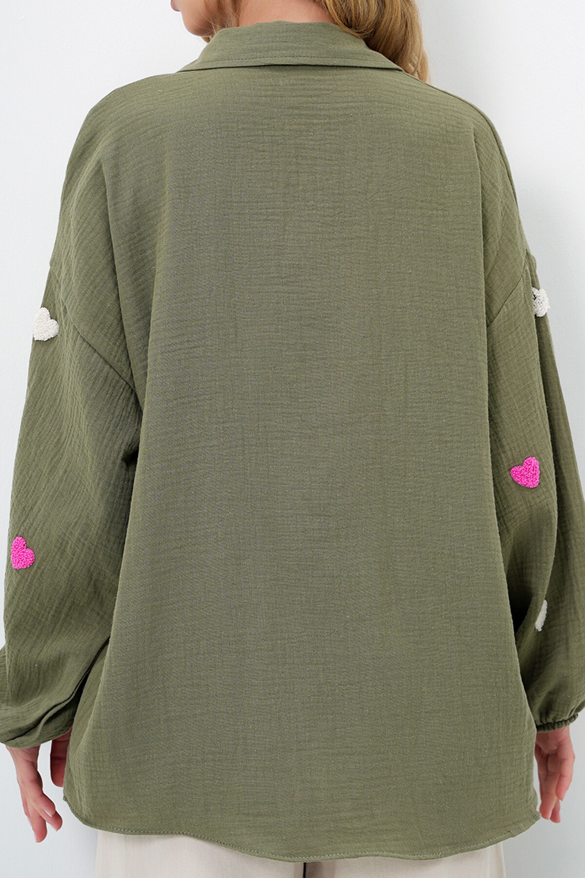 Haki Süzene Kalp İşlemeli Oversize Müslin Keten Gömlek
