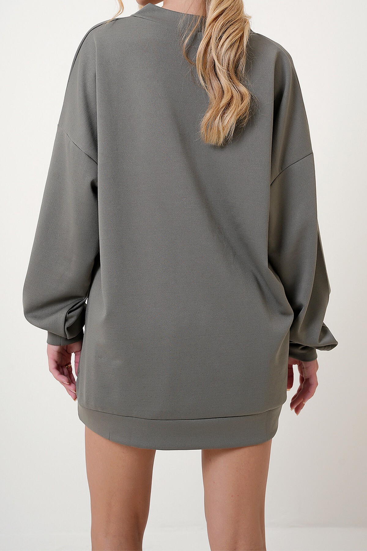 Haki V Yaka Çıtçıt Detaylı Oversize Mevsimlik Sweatshirt