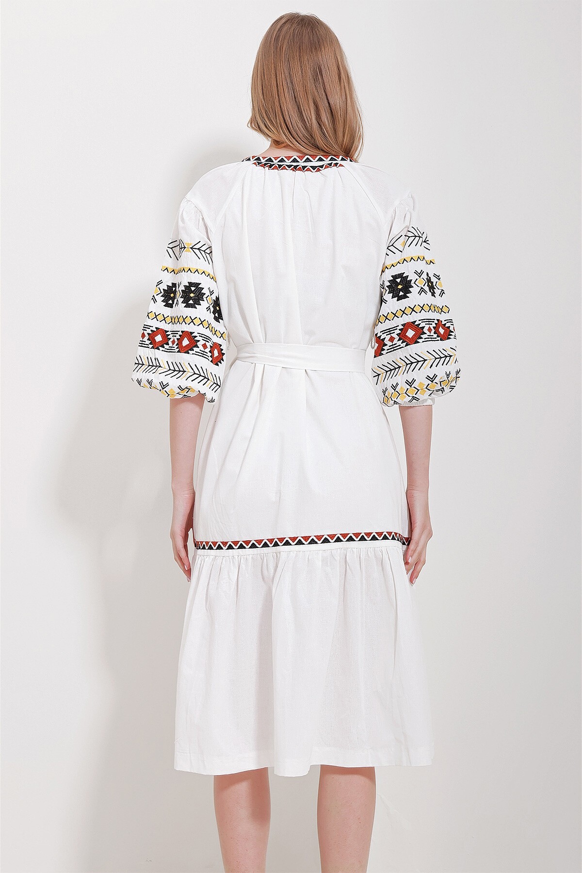 Beyaz Hakim Yaka Balon Kol İçi Astarlı Kemerli Nakış İşlemeli Elbise