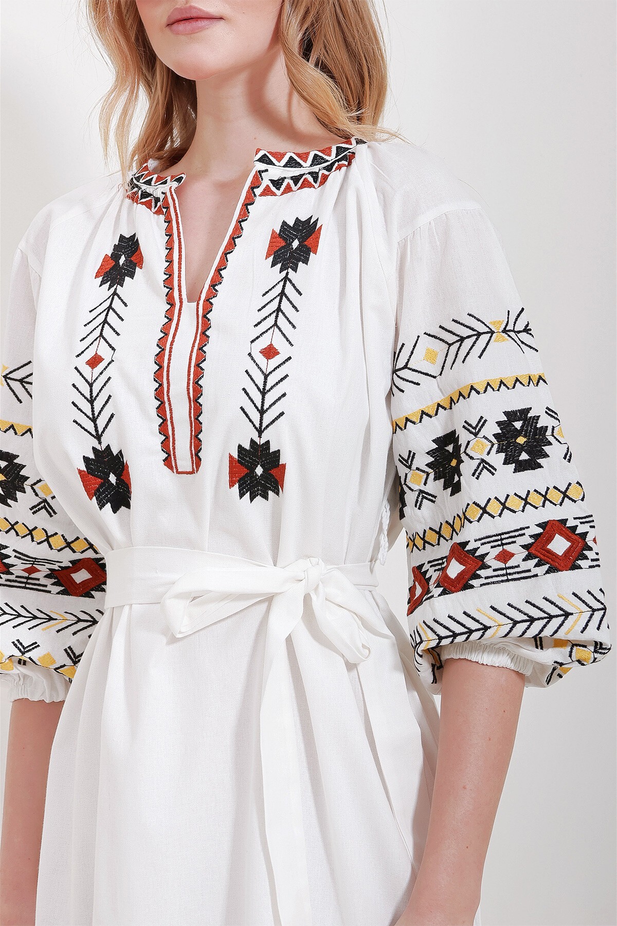 Beyaz Hakim Yaka Balon Kol İçi Astarlı Kemerli Nakış İşlemeli Elbise