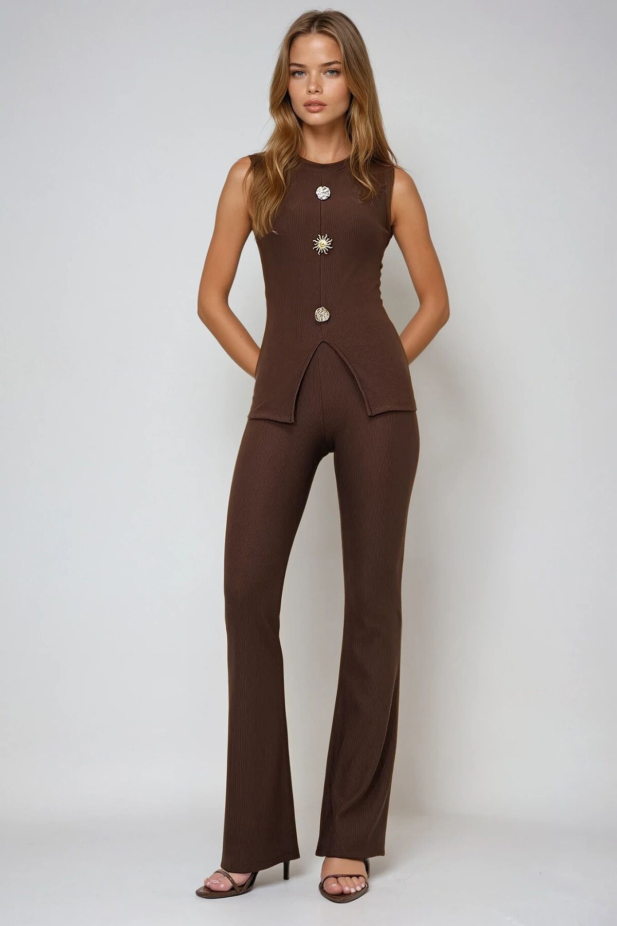 Kahverengi Bisiklet Yaka Gold Düğmeli Önden Yırtmaçlı Ottoban Bluz Ve İspanyol Paça Pantolon Takım