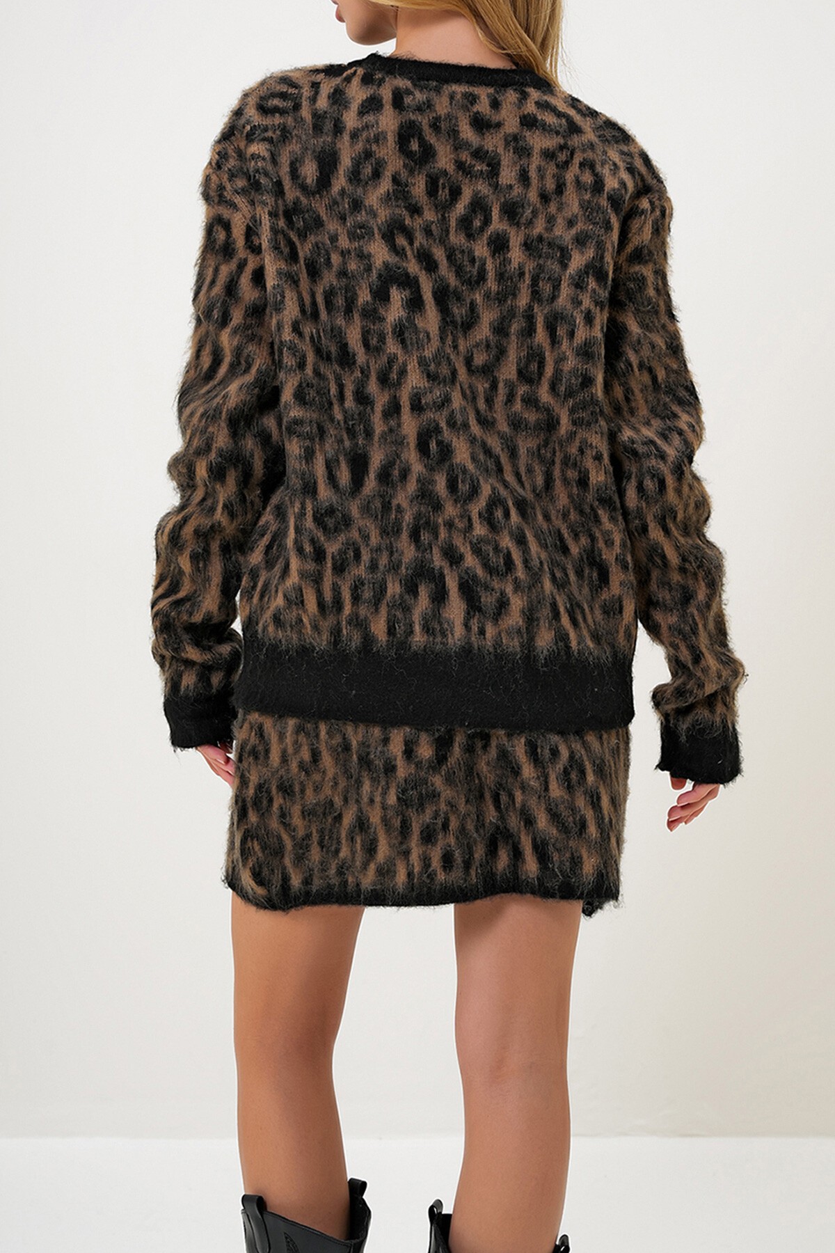 Kahverengi Bisiklet Yaka Leopar Desenli Yumoş Kazak Ve Etek Takım