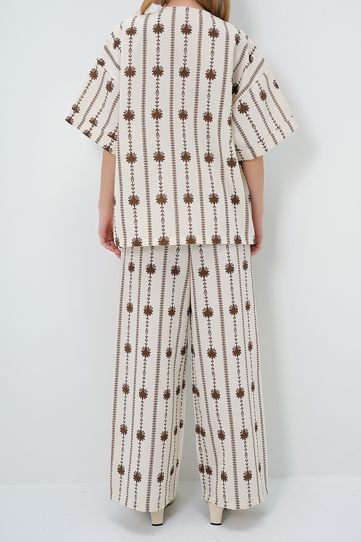 Kahverengi Çiçek Desenli Duble Kol Kimono Ve Palazzo Pantolon Keten Takım