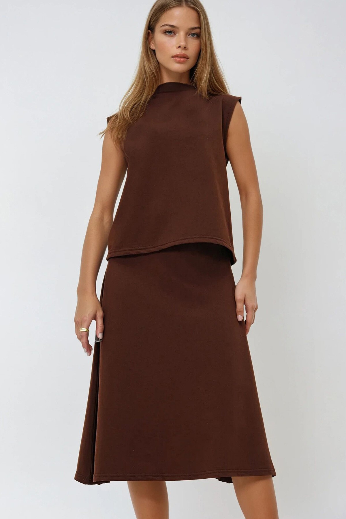 Kahverengi Dik Yaka Kolsuz Bluz Etekli Takım