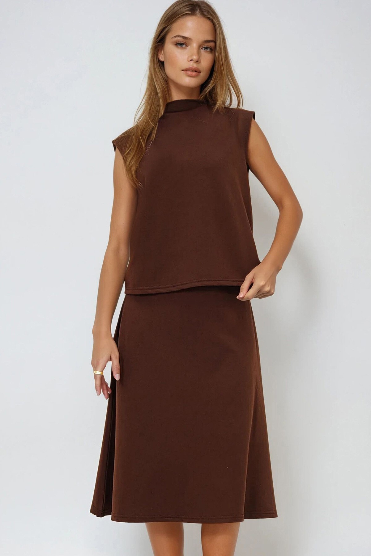 Kahverengi Dik Yaka Kolsuz Bluz Etekli Takım