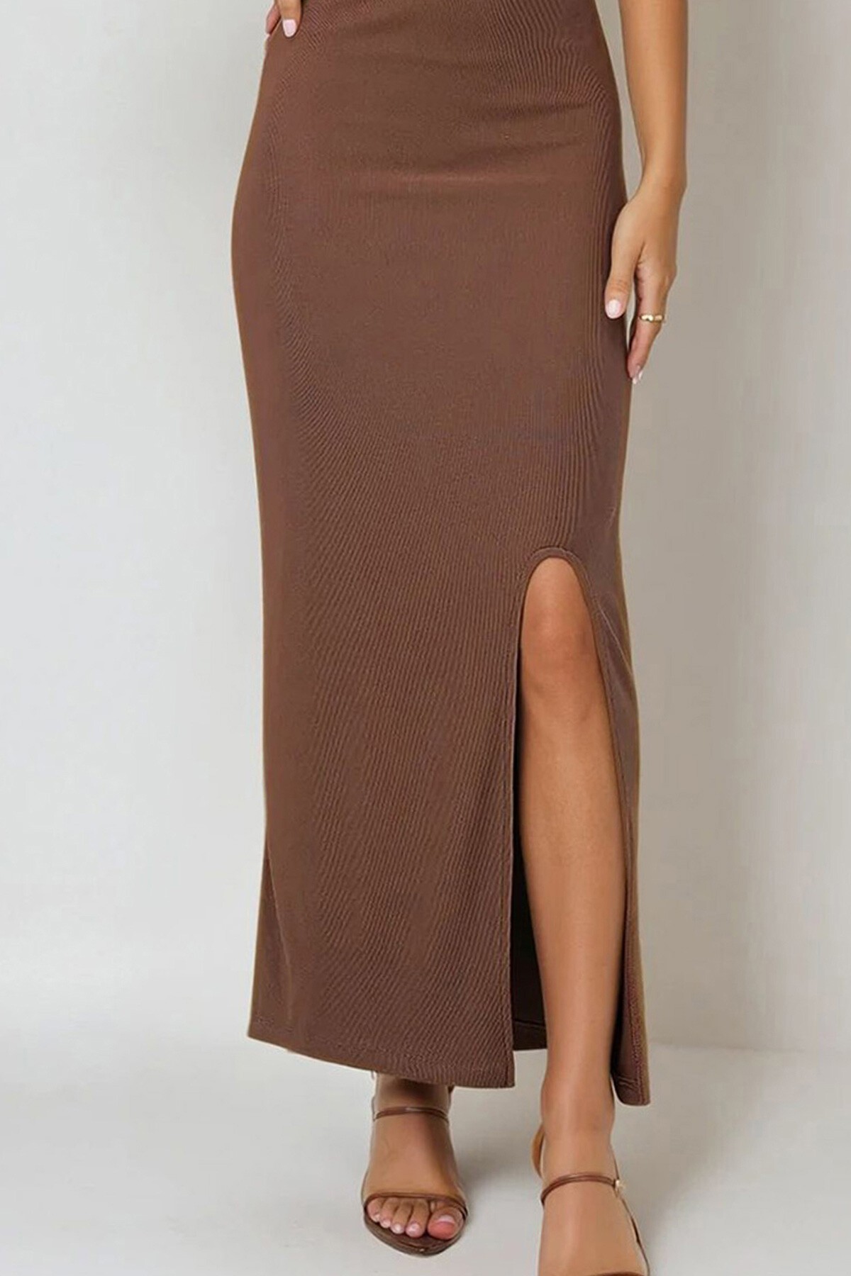 Kahverengi Dik Yaka Vatkalı Kolsuz Midi Boy Yırtmaçlı Elbise