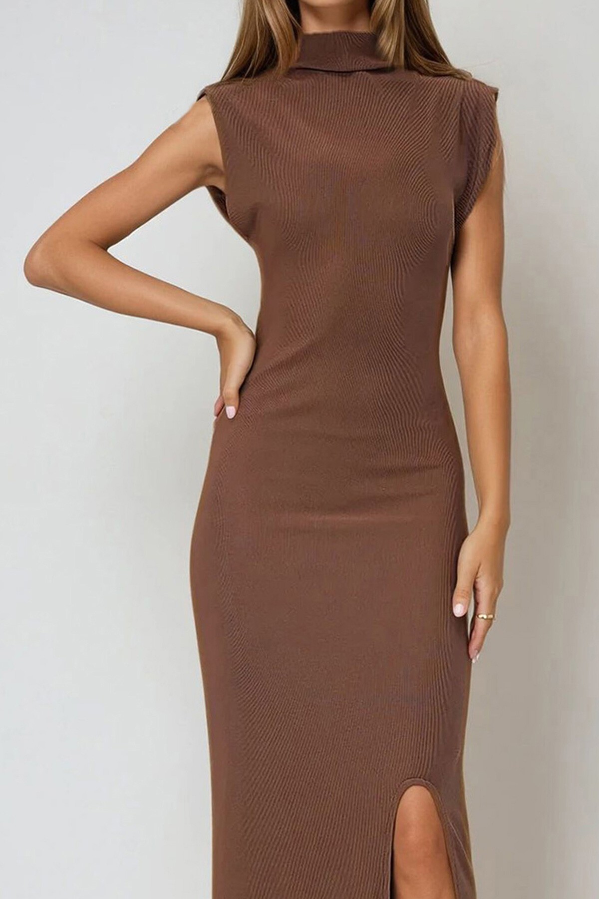 Kahverengi Dik Yaka Vatkalı Kolsuz Midi Boy Yırtmaçlı Elbise