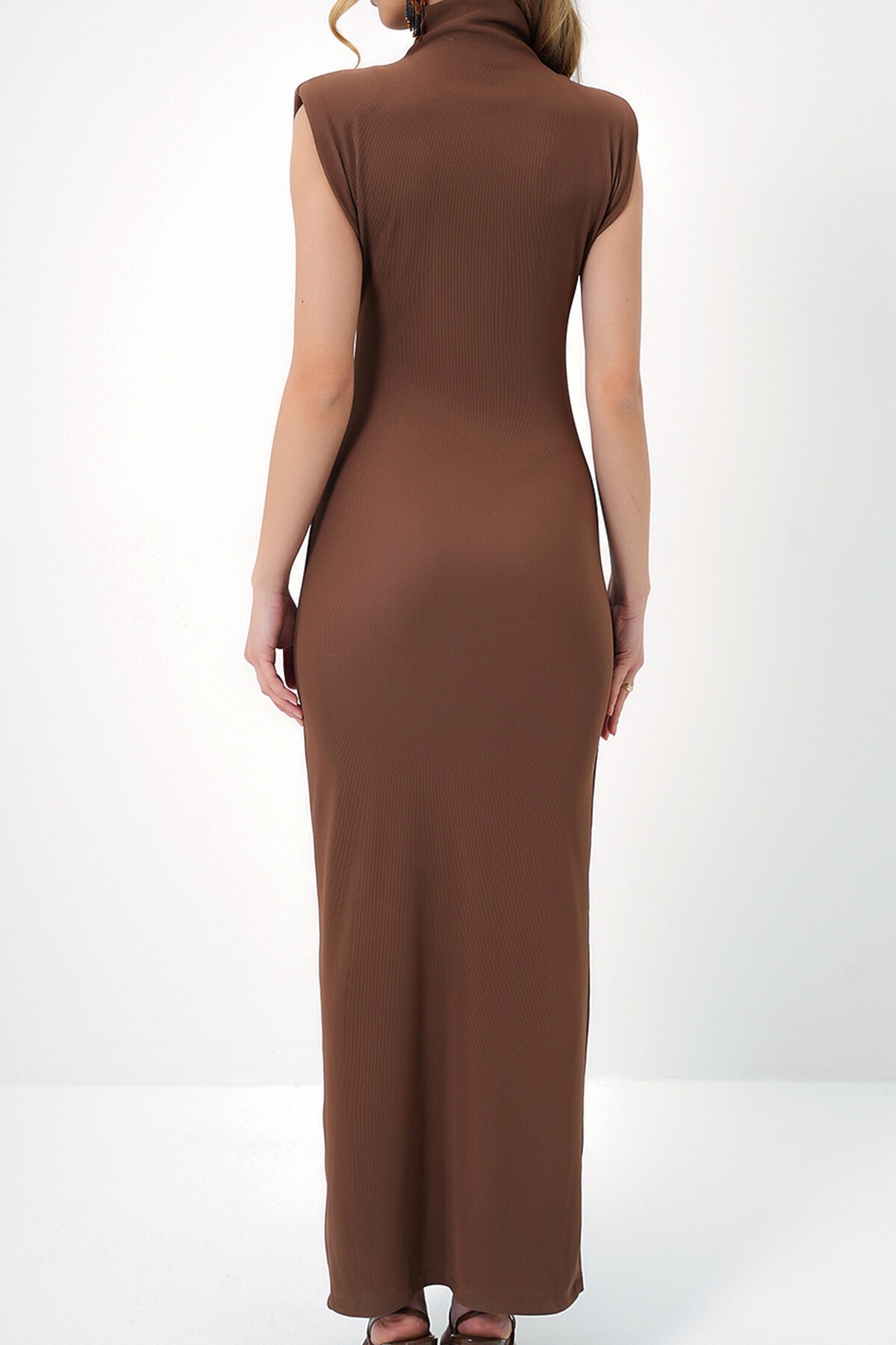 Kahverengi Dik Yaka Vatkalı Kolsuz Midi Boy Yırtmaçlı Elbise