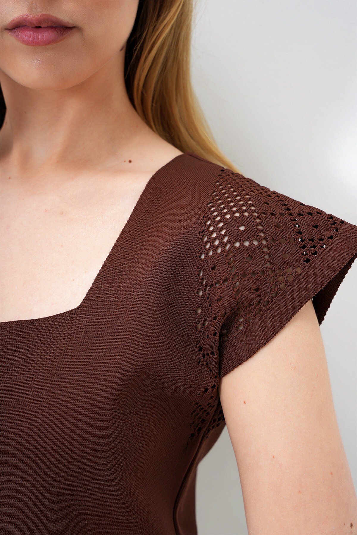 Kahverengi Kare Yaka Ajurlu Yazlık Triko Bluz