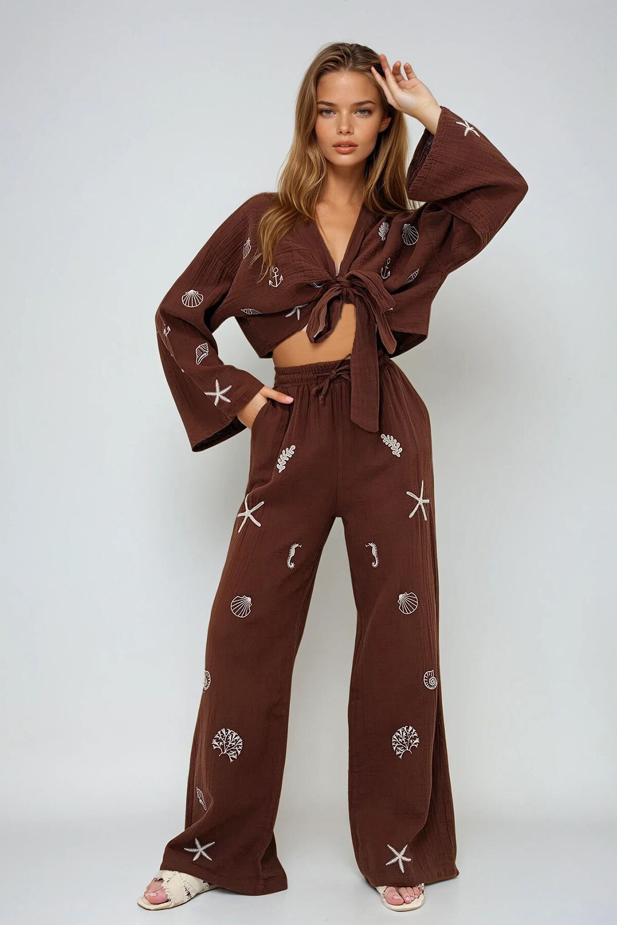 Kahverengi Nakış İşlemeli Bağlama Detaylı Müslin Crop Bluz Ve Pantolon Takım