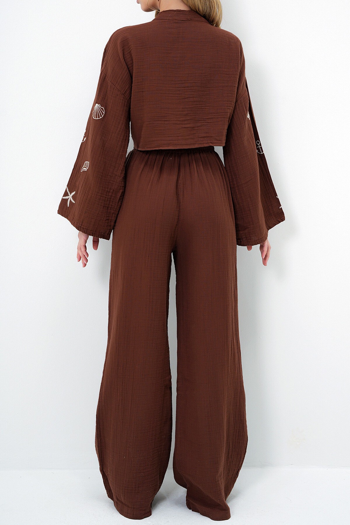 Kahverengi Nakış İşlemeli Bağlama Detaylı Müslin Crop Bluz Ve Pantolon Takım