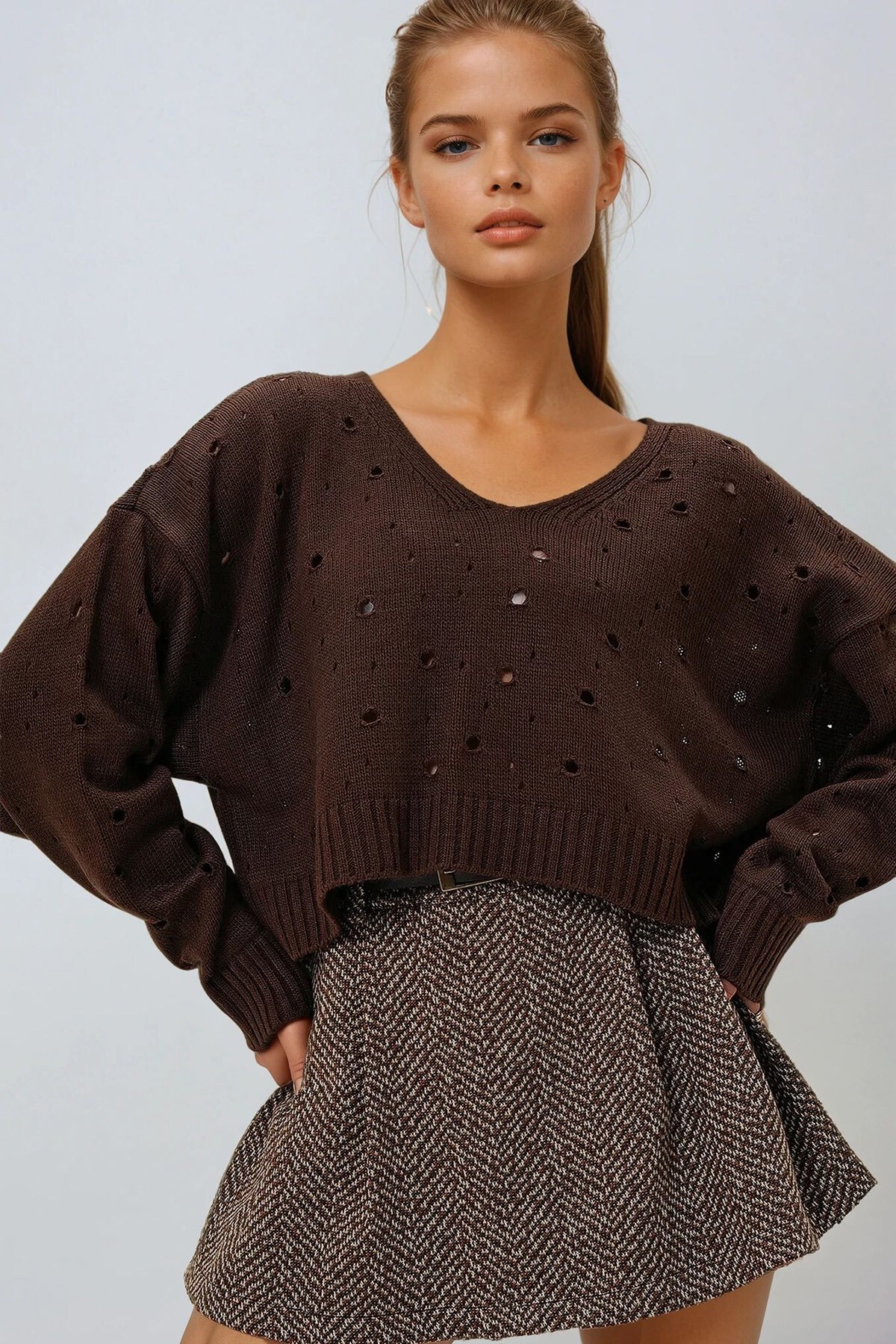 Kahverengi V Yaka Delik Ajurlu Crop Kazak