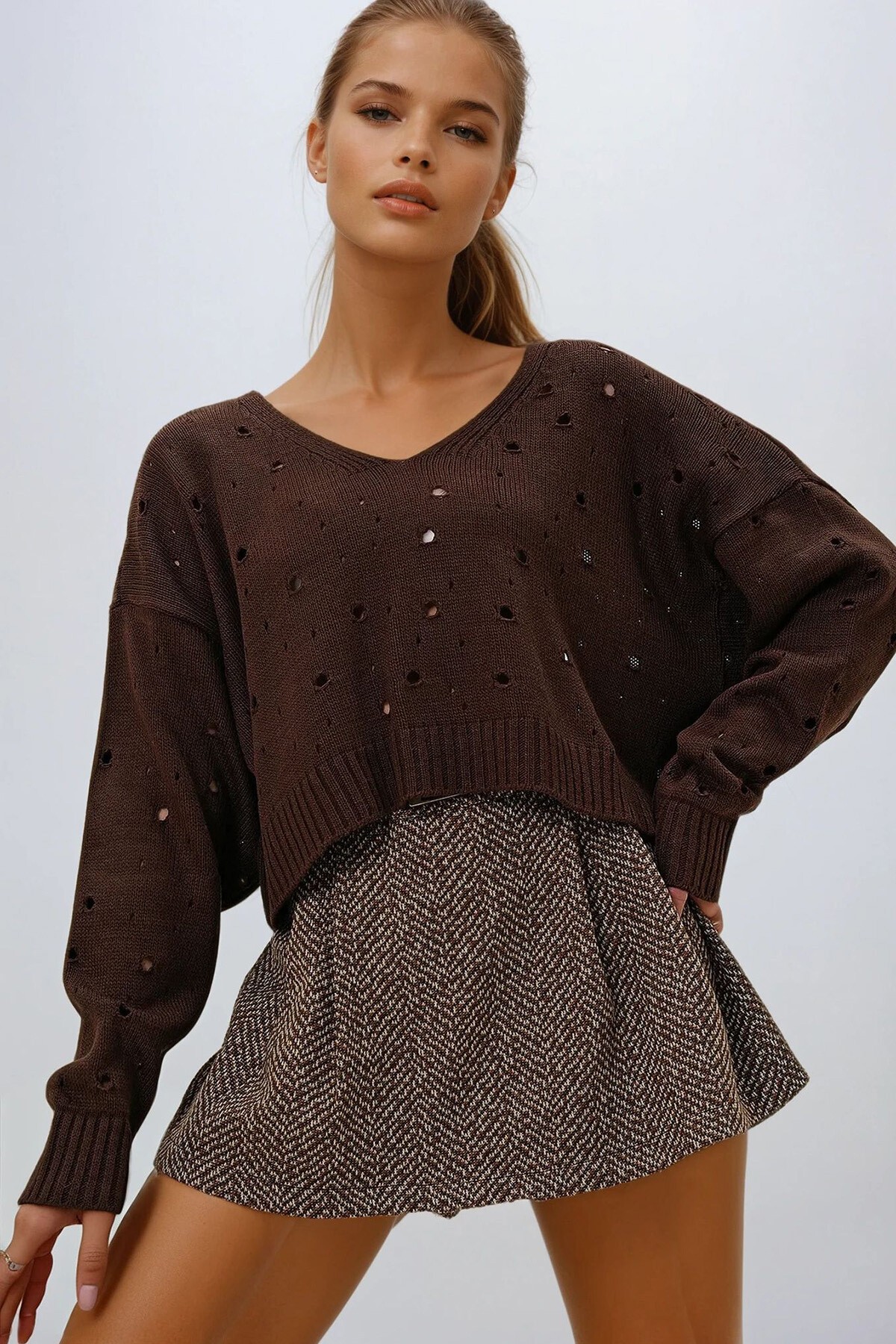 Kahverengi V Yaka Delik Ajurlu Crop Kazak