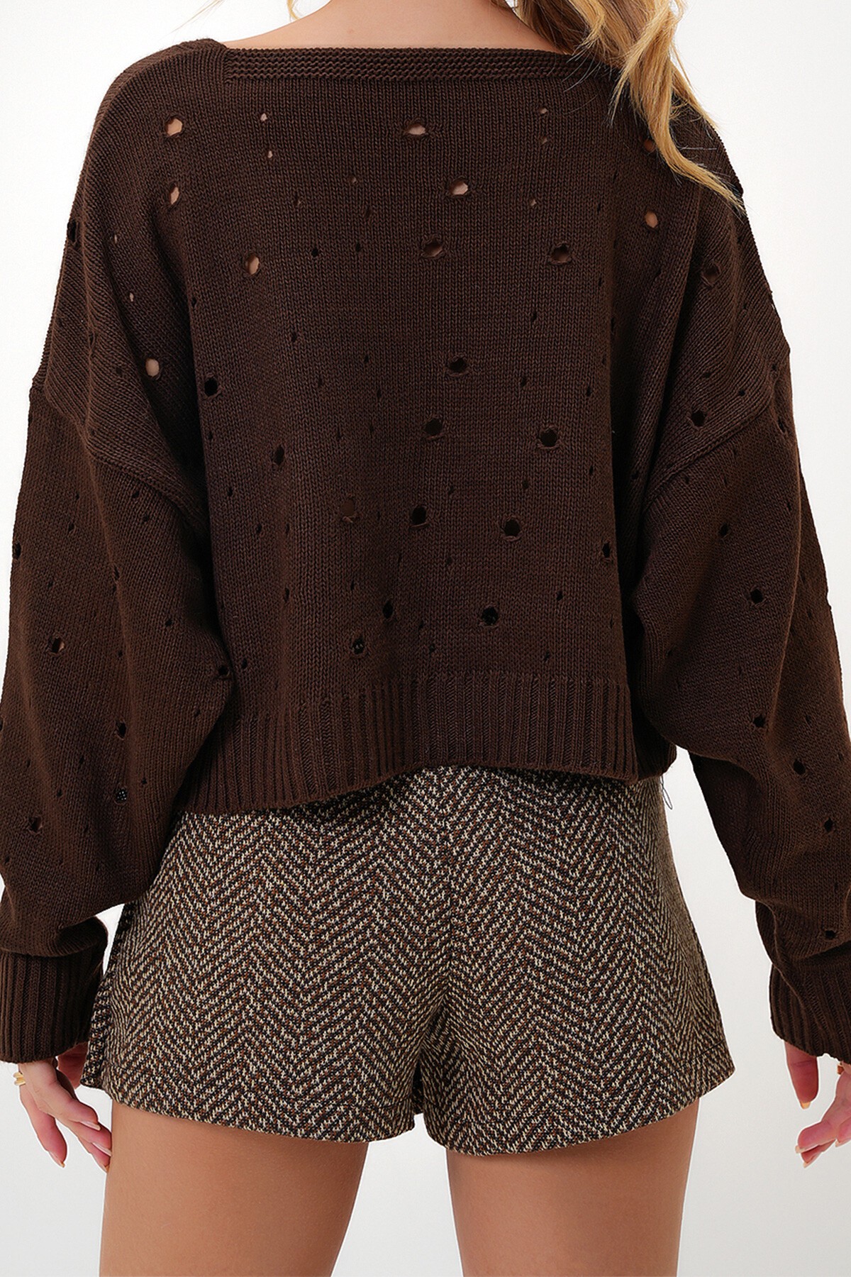 Kahverengi V Yaka Delik Ajurlu Crop Kazak