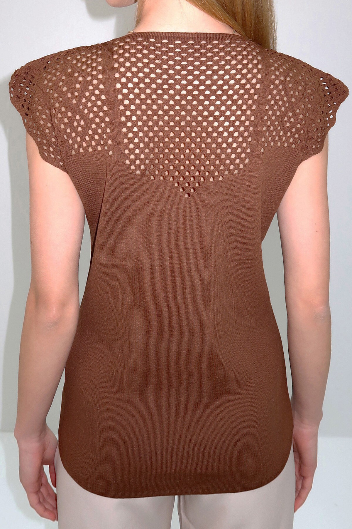 Kahverengi V Yaka Delik Ajurlu Mevsimlik Triko Bluz