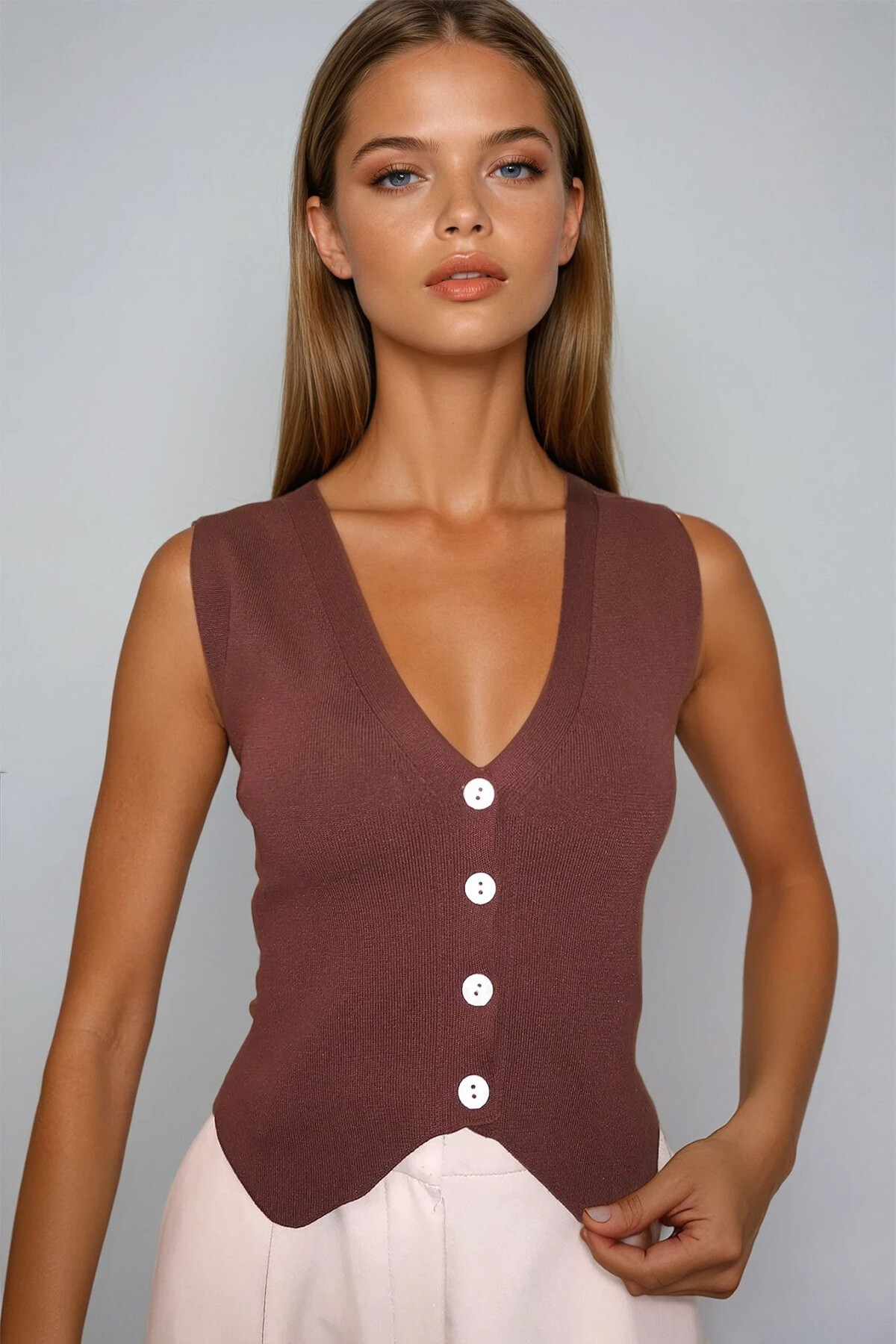 Kahverengi V Yaka Düğmeli Yazlık Triko Yelek