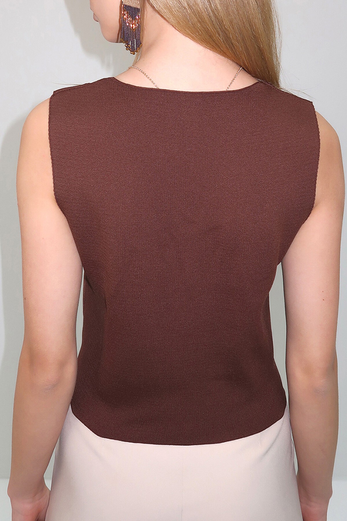 Kahverengi V Yaka Düğmeli Yazlık Triko Yelek
