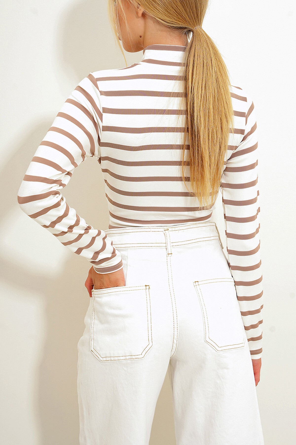 Kahverengi Yarım Balıkçı Çizgili Örme Crop Bluz