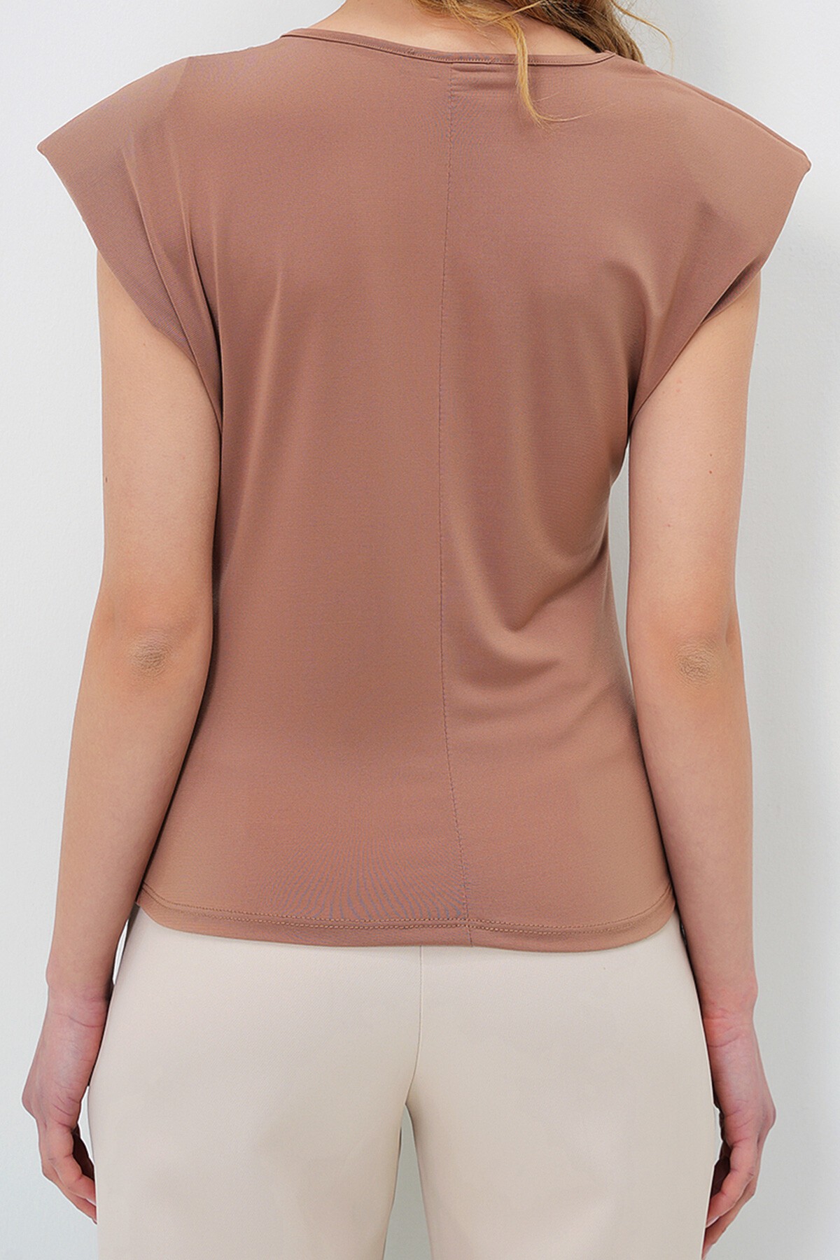 Karamel Bisiklet Yaka Vatkalı Kolsuz Sandy Bluz