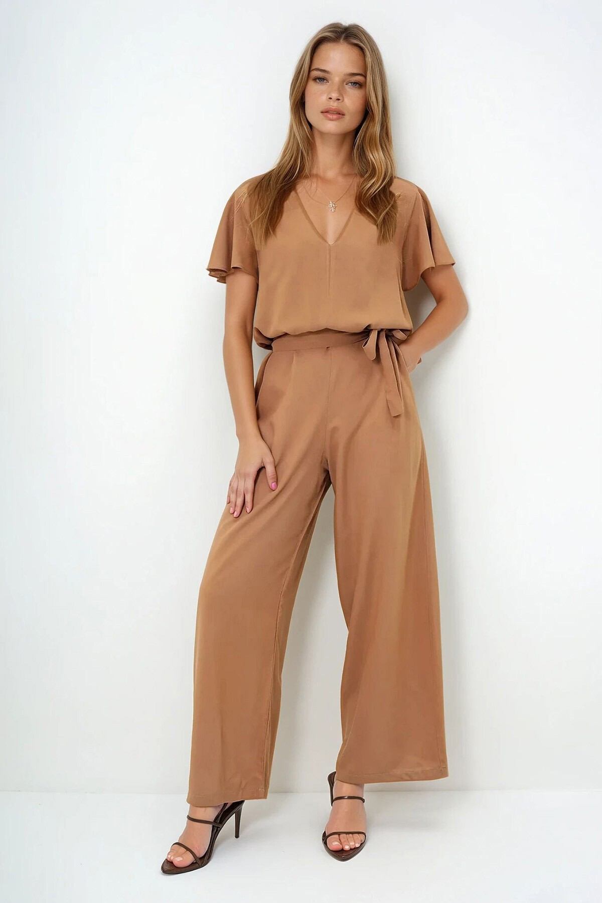 Karamel V Yaka Kolları Volanlı Kendinden Kuşaklı Dokuma Yazlık Tulum