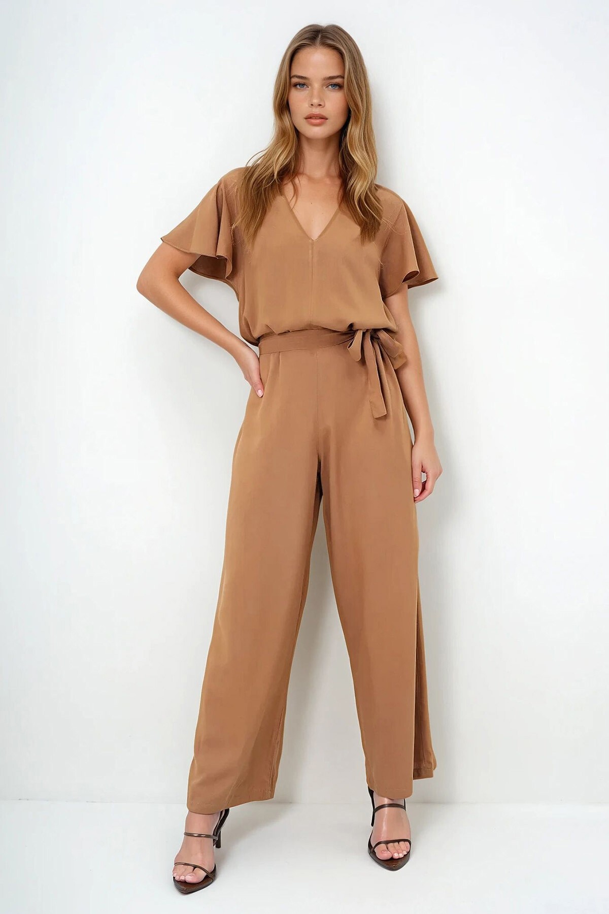 Karamel V Yaka Kolları Volanlı Kendinden Kuşaklı Dokuma Yazlık Tulum