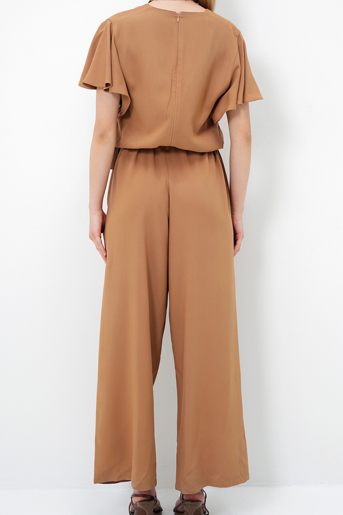 Karamel V Yaka Kolları Volanlı Kendinden Kuşaklı Dokuma Yazlık Tulum