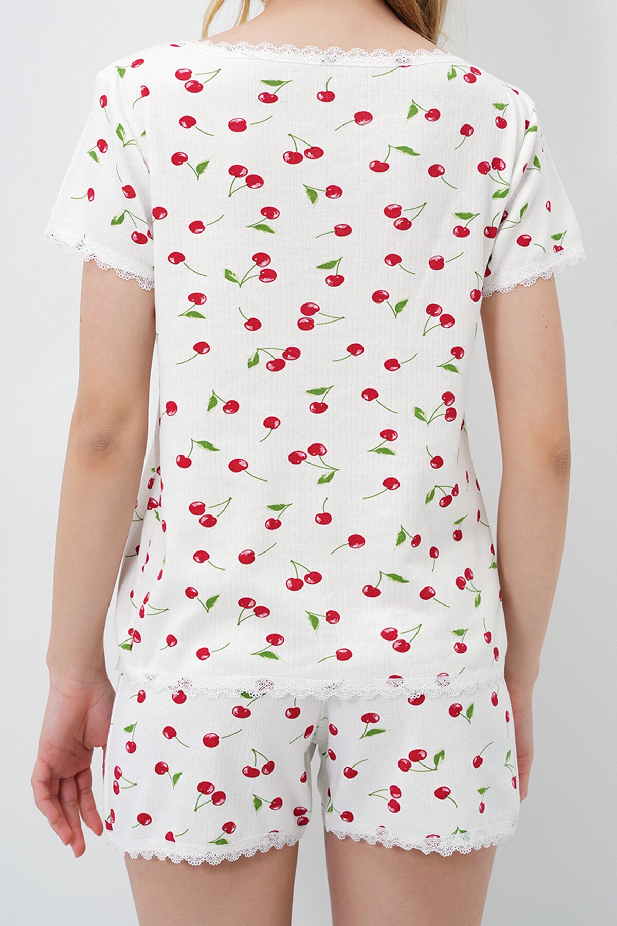 Kiraz Desen Kırmızı Fisto Detaylı Pamuklu Geniş Yaka Gömlek Ve Şortlu Pijama Takımı