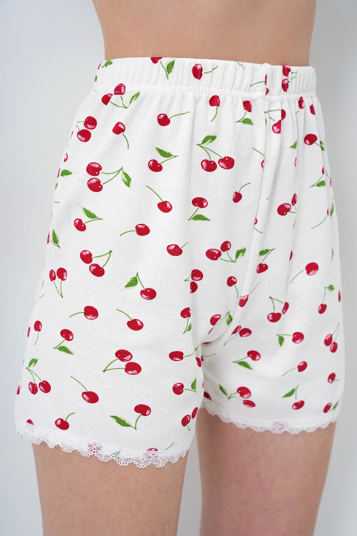 Kiraz Desen Kırmızı Fisto Detaylı Pamuklu Geniş Yaka Gömlek Ve Şortlu Pijama Takımı