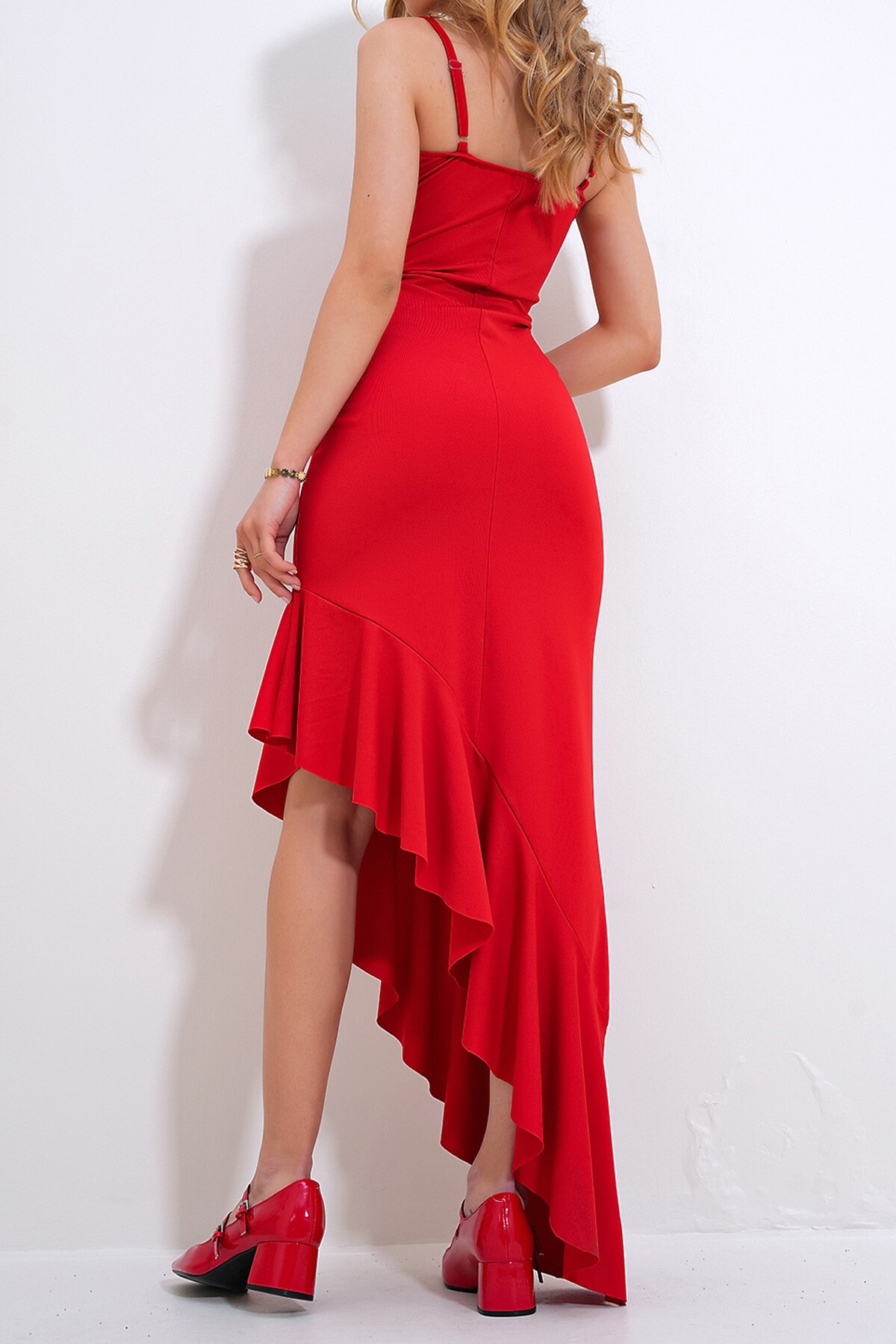 Kırmızı Ayarlanabilir Askılı Eteği Volanlı Asimetrik Kesim Elbise