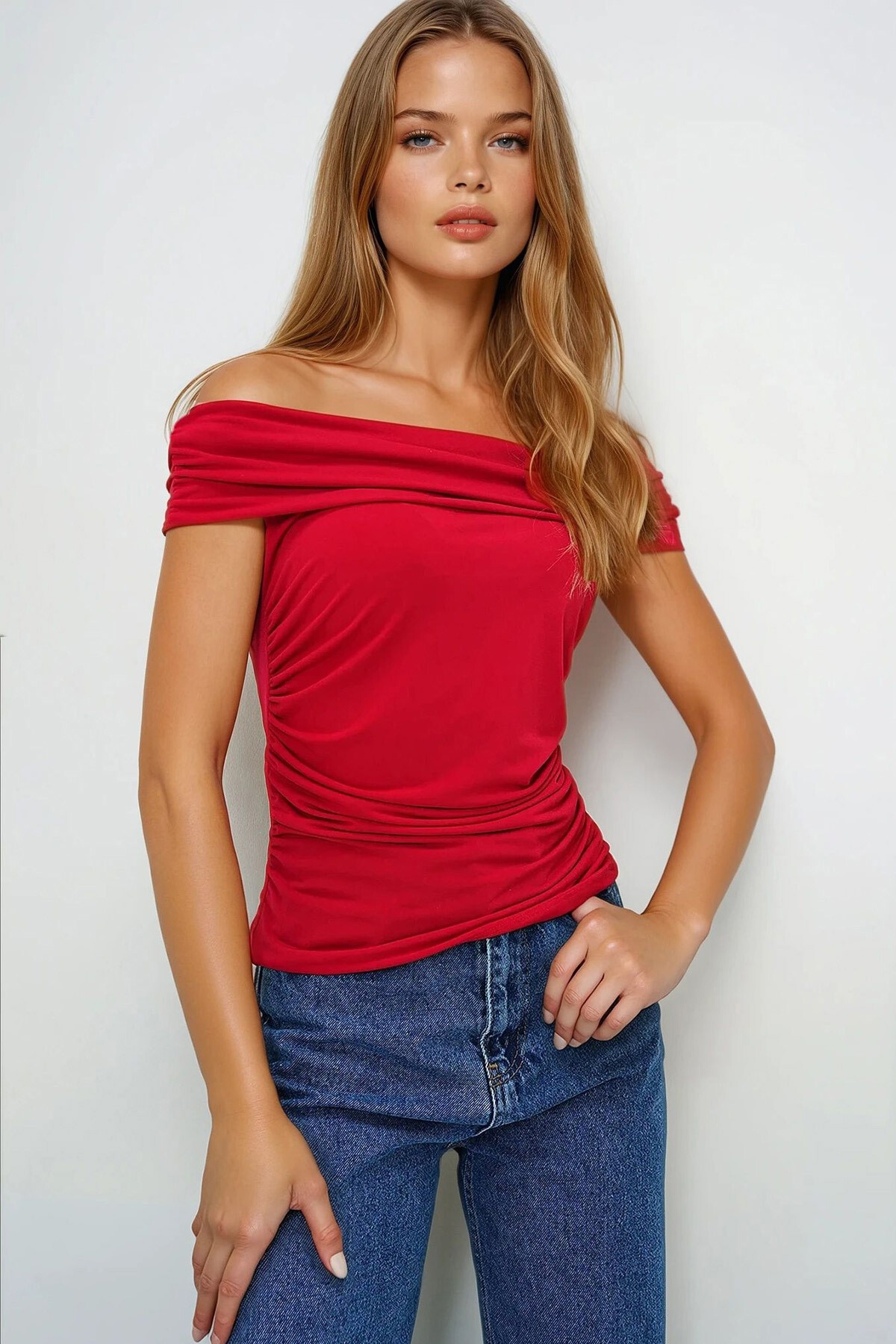 Kırmızı Madonna Yaka Yanları Drapeli Kolsuz Sandy Bluz