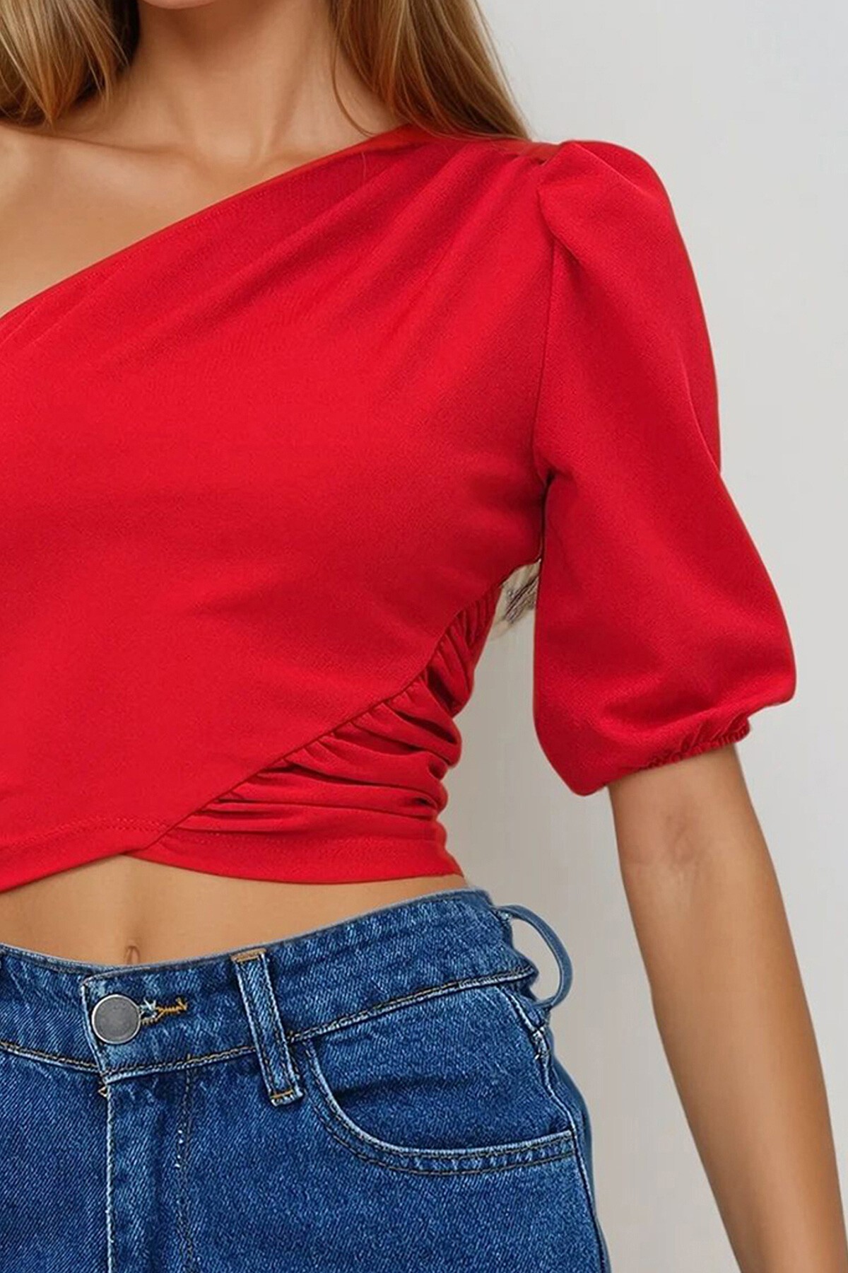 Kırmızı Tek Omuzu Açık Beli Drapeli Örme Krep Bluz