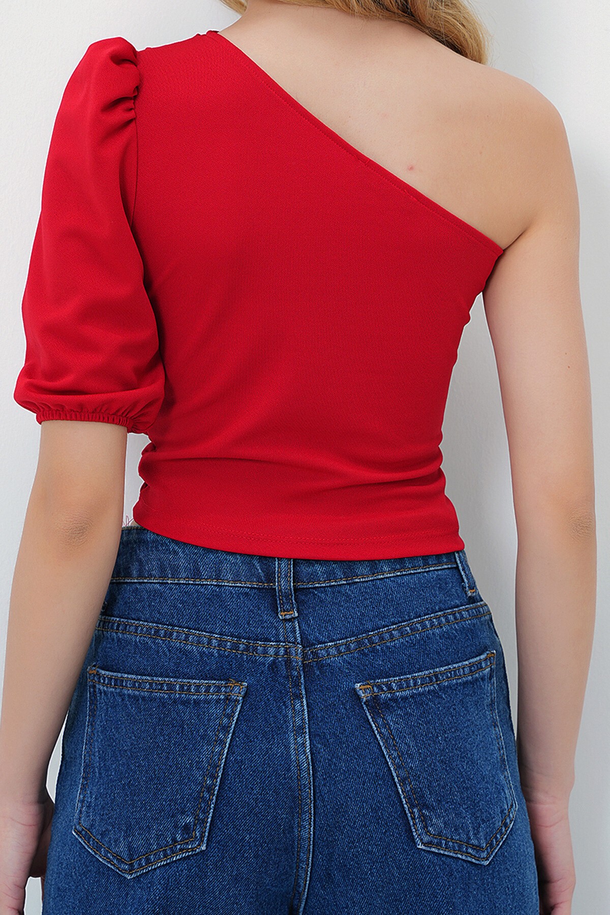 Kırmızı Tek Omuzu Açık Beli Drapeli Örme Krep Bluz
