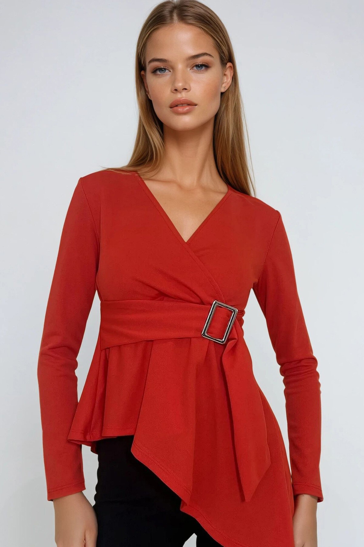 Kırmızı V Yaka Asimetrik Kesim Beli Kemer Detaylı Kruvaze Sandy Bluz