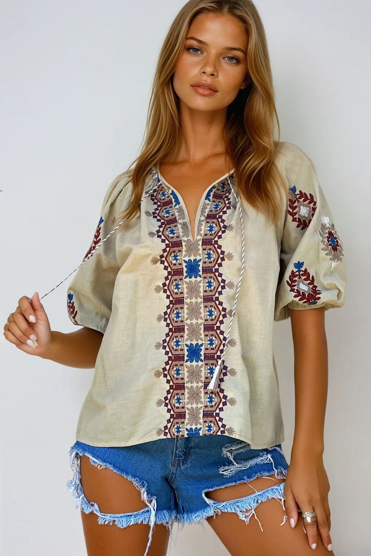 Koyu Bej V Yaka Püskül Ve Nakış İşlemeli Karpuz Kol Dokuma Bluz