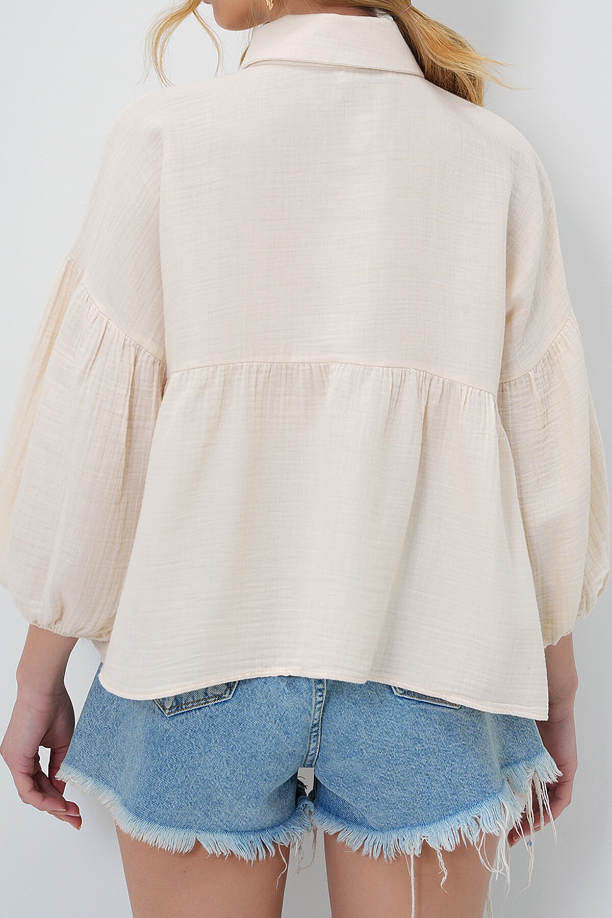 Krem Balon Kol Lastikli Eteği Volanlı Keten Gömlek