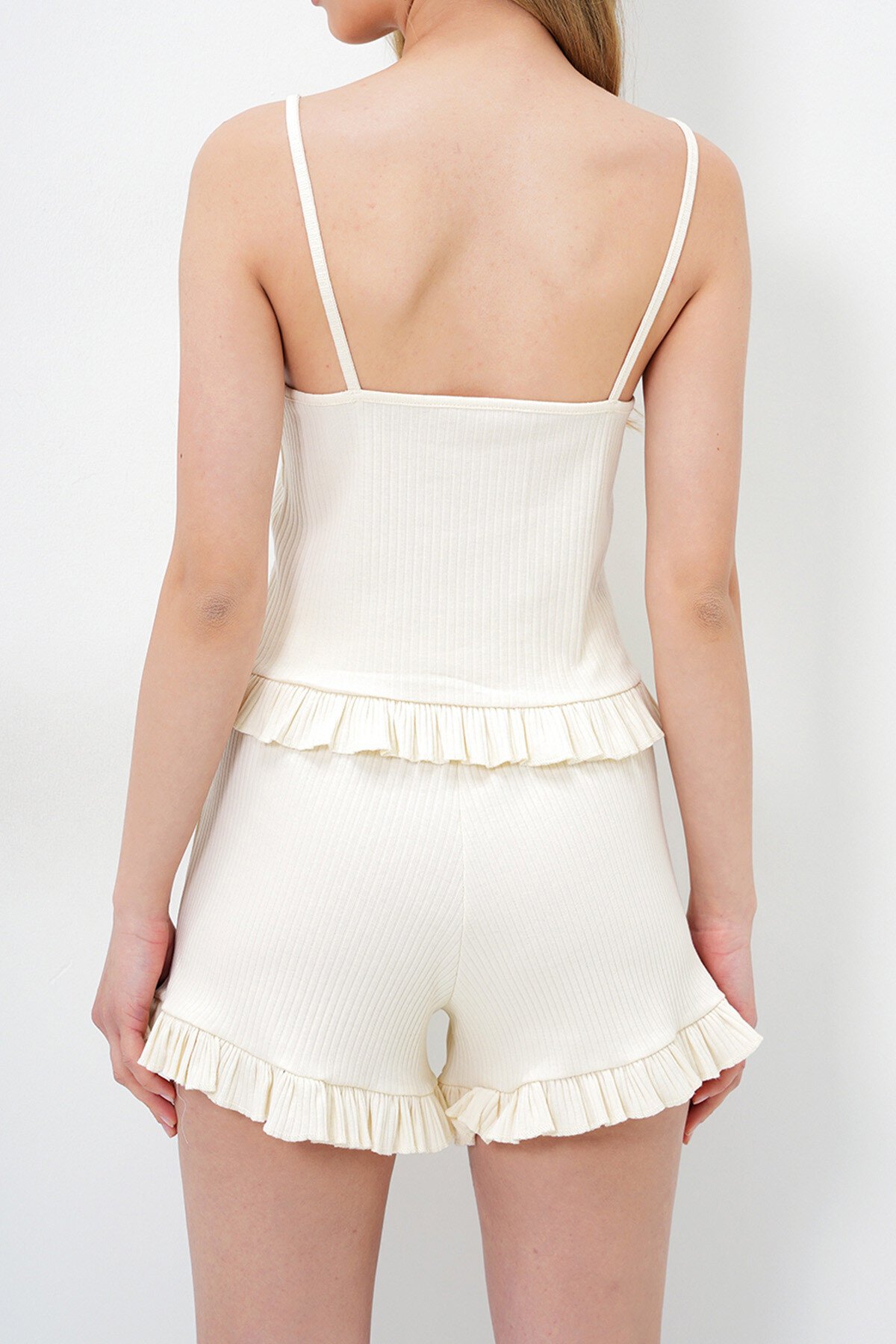 Krem Beli Ve Paçası Fırfır Detaylı Askılı Crop Bluz Ve Şortlu Pijama Takımı